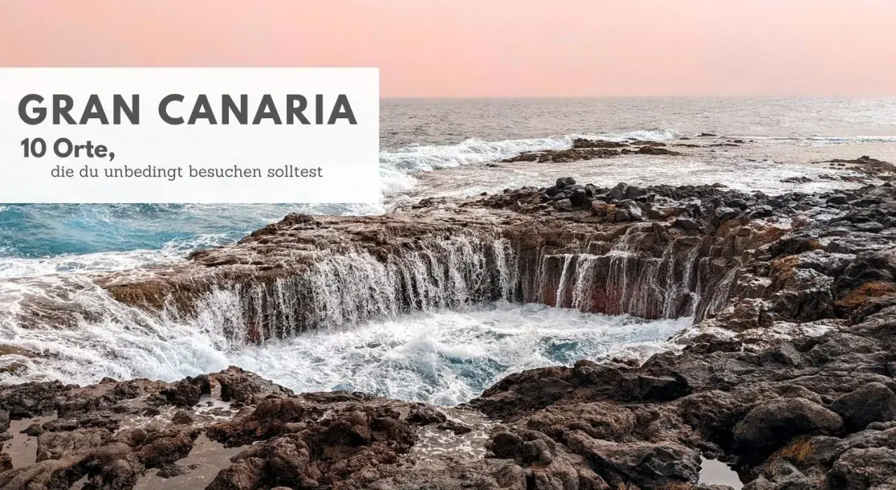 Felsige Küste mit tosenden Wellen, die in eine natürliche Felsformation stürzen. Gran Canaria Highlights: 10 Orte, die du besuchen solltest.