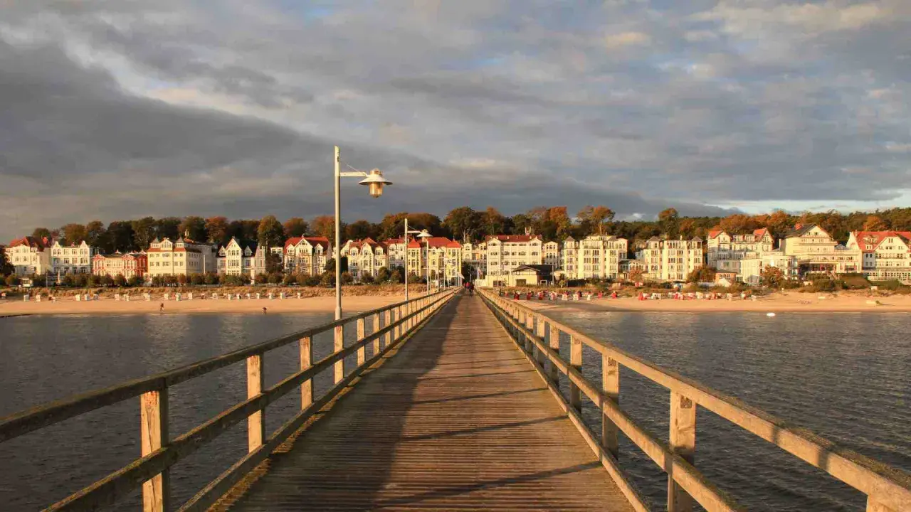 Holzbrücke führt zu einer Promenade mit Bäderarchitektur. Ein echter geheimtipp bansin für einen entspannten Urlaub am Meer.