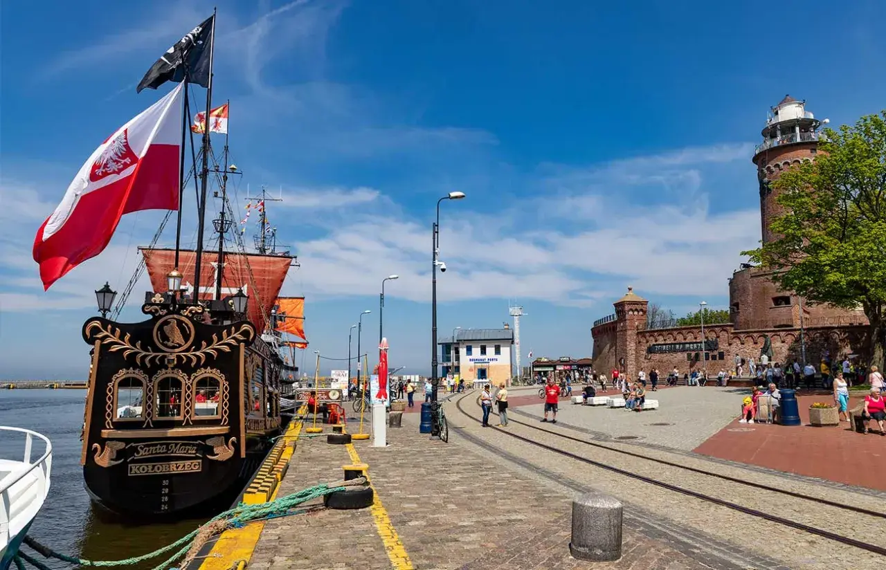 Piraten-Schiff "Santa Maria" in Kolberg, ein toller Geheimtipp für Familien. Im Hintergrund der Leuchtturm und die Promenade.