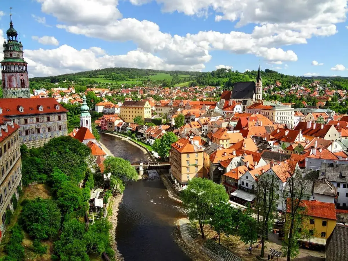 Malerische Altstadt mit Fluss, Burg und Kirchturm. Perfekt für Prag Ausflugstipps!