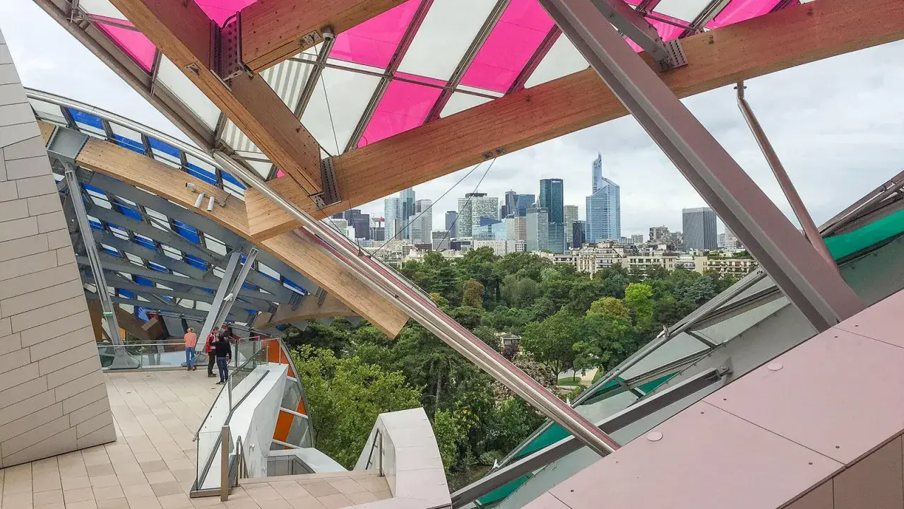 Blick durch die Glasdachkonstruktion des Louis Vuitton Museums Paris auf die Skyline von La Défense.