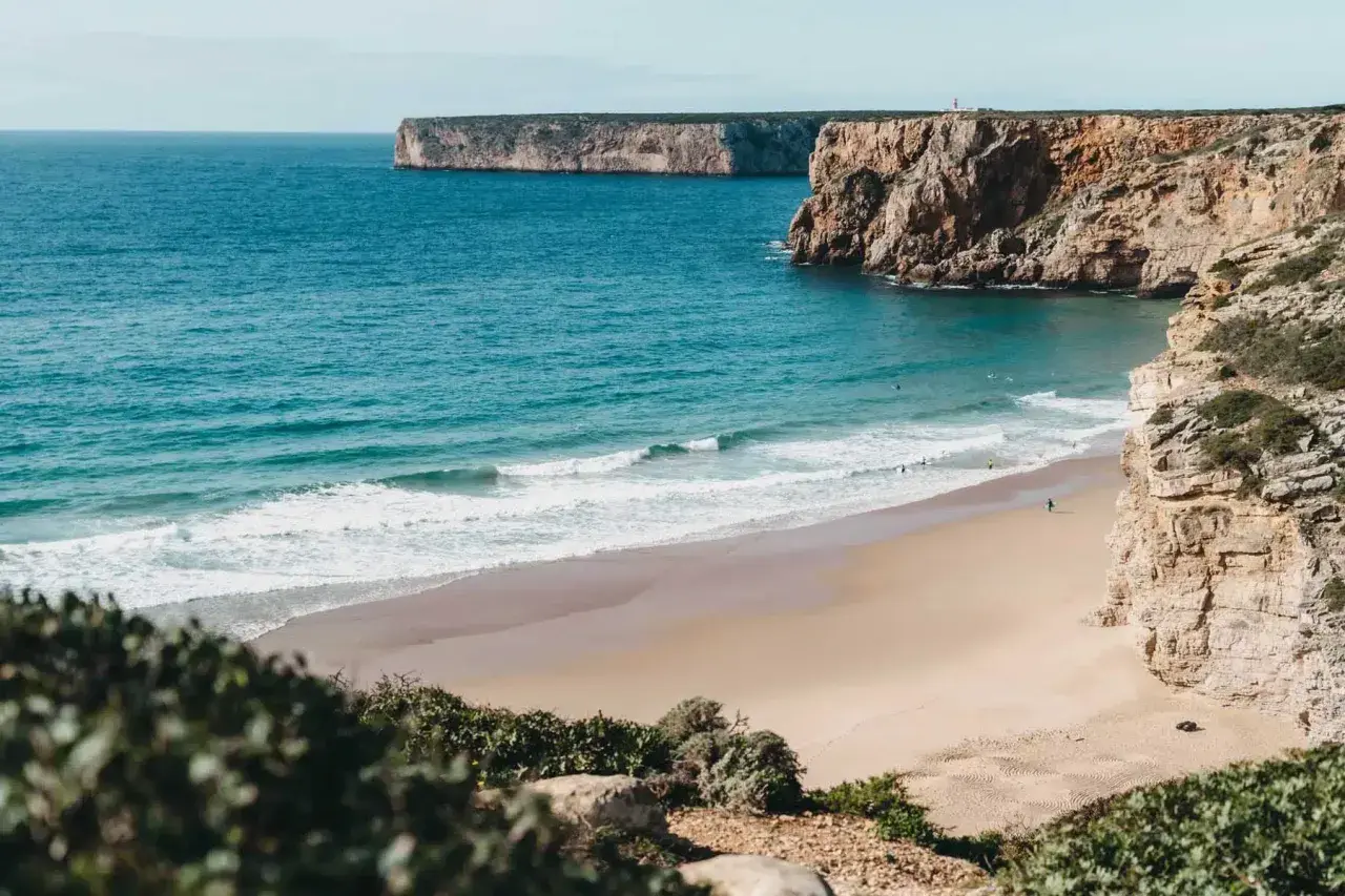 Atemberaubende Küstenlandschaft an der Algarve. Entdecken Sie versteckte Buchten und einsame Strände – echte Algarve Geheimtipps für Ruhesuchende.