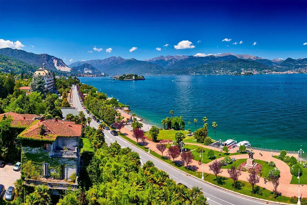Traumhafte Aussicht am Lago Maggiore. Entdecken Sie versteckte Buchten und malerische Dörfer – hier sind die besten Lago Maggiore Insider Tipps!