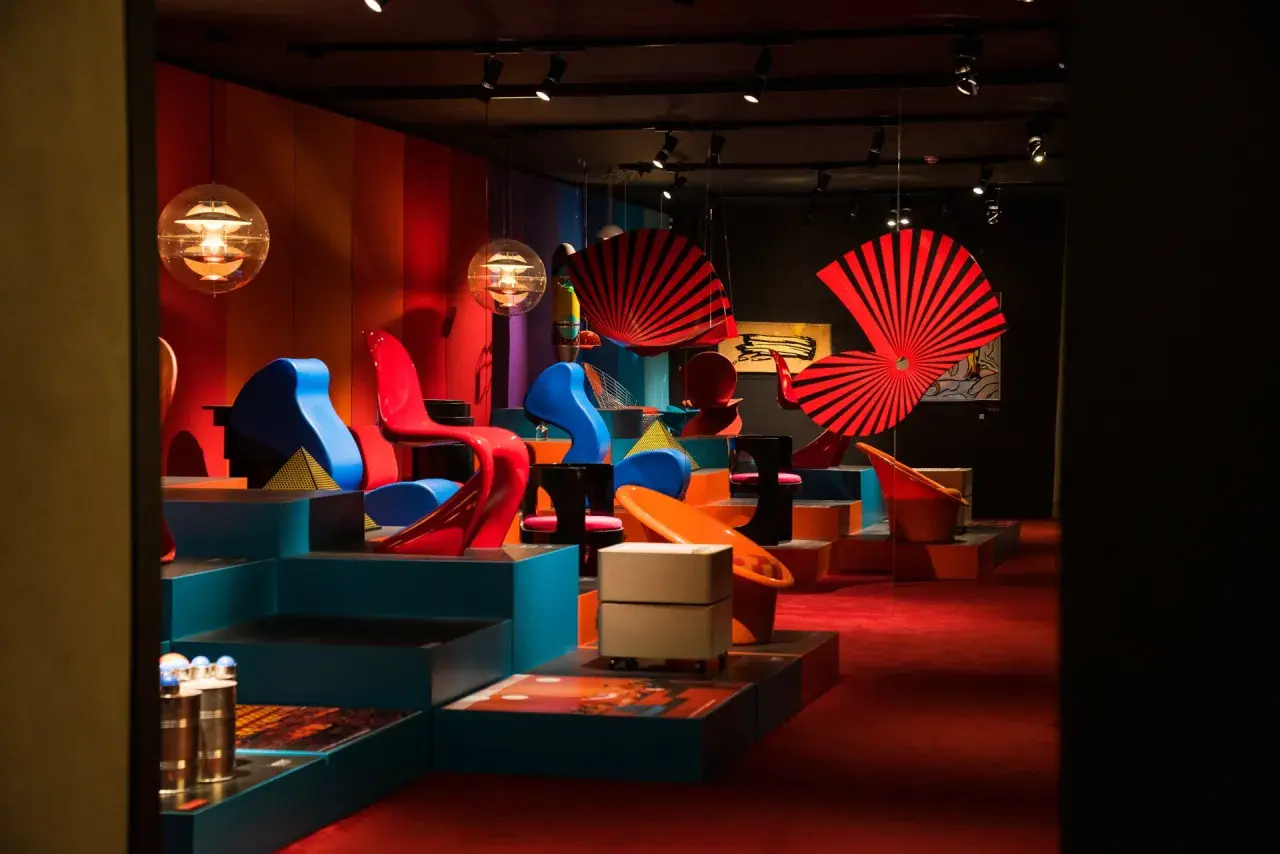 Bunte Stühle und Lampen in einer Ausstellung, die an einen regnerischen Tag in Kopenhagen erinnert.