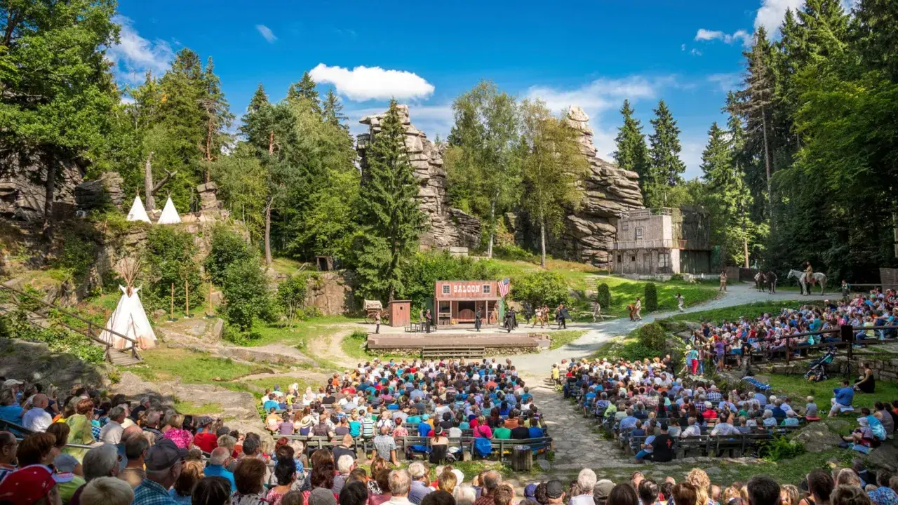 Wildwest-Spektakel im Erzgebirge: Ein Saloon, Indianerzelte und eine Bühne mit Darstellern. Ein Geheimtipp für Familien!