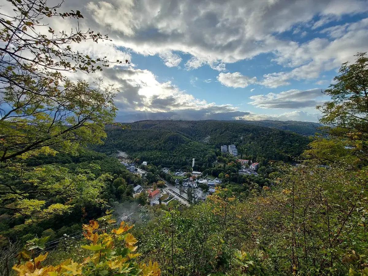 Blick ins Tal mit Häusern und Bäumen. Ein toller Ort für Butterberg wandern.