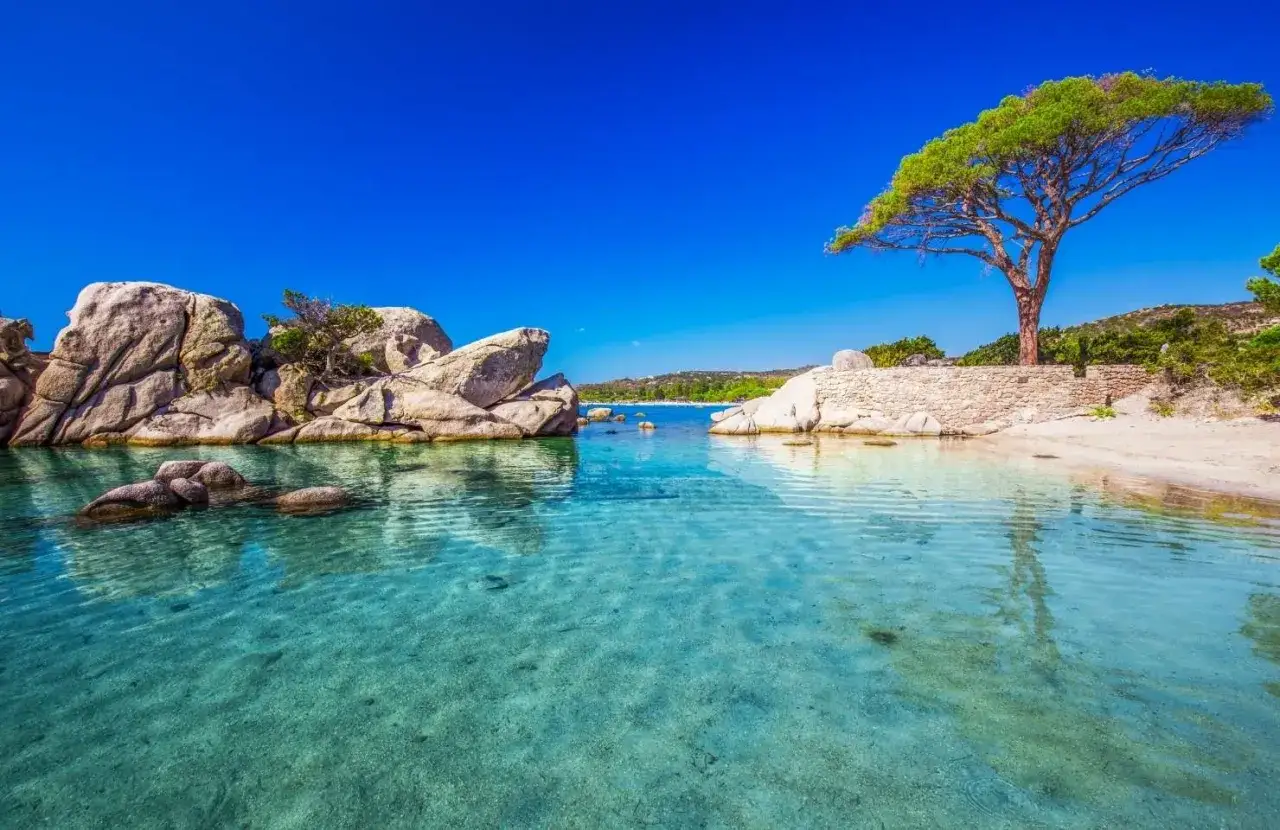 Klares, türkisfarbenes Wasser und Felsen an einem sonnigen Strand. Ein perfekter Ort, wo ist es Ende Oktober noch warm.