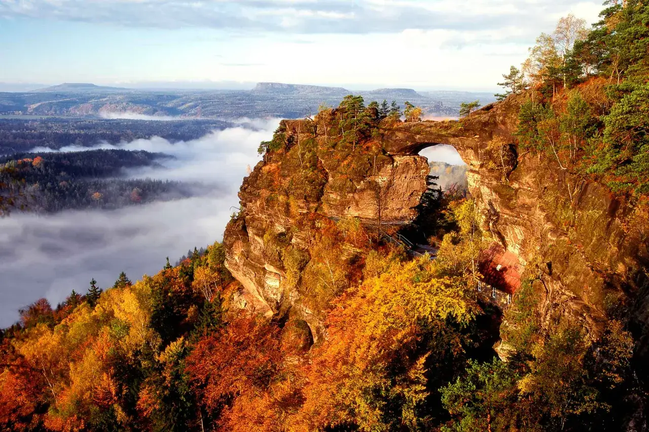 Felsentor im Herbstlicht, ein malerischer Blick &uuml;ber die nebelverhangene Landschaft der Hřensko Klamm.