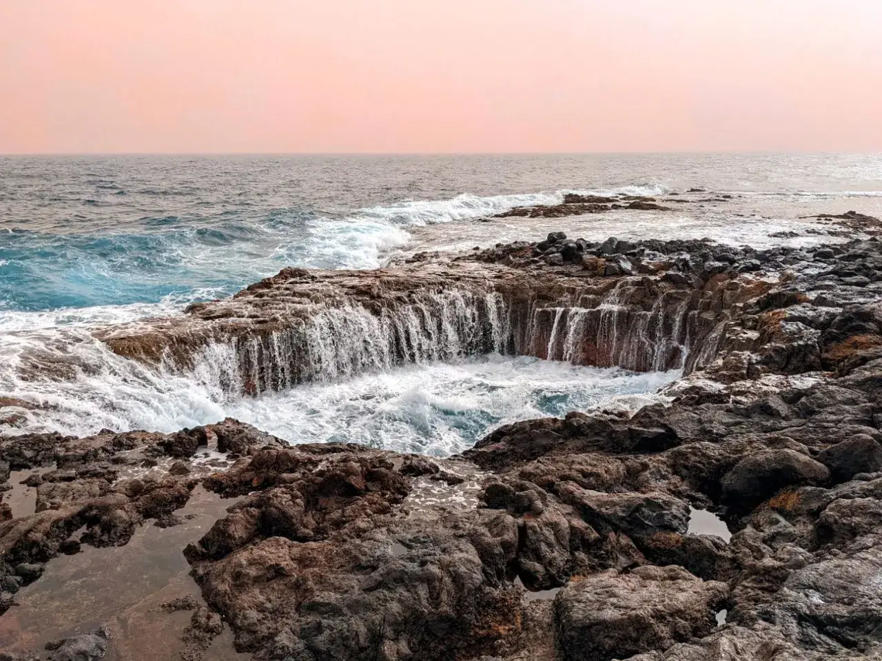 Spektakul&auml;re Felsformation mit tosendem Wasserfall ins Meer, ein Muss bei den Gran Canaria Highlights.