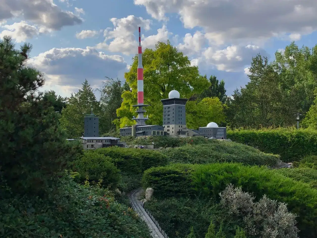 Miniaturmodell des Brockenhauses mit rotem Antennenturm. Ein echter Geheimtipp Wernigerode f&uuml;r Modellbaufans!