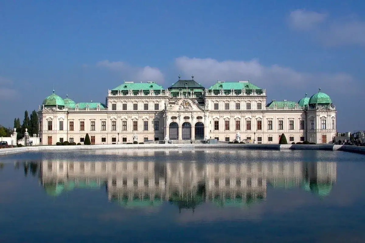 Das Schloss Belvedere in Wien, ein Muss für jeden Besucher, spiegelt sich im Wasser.