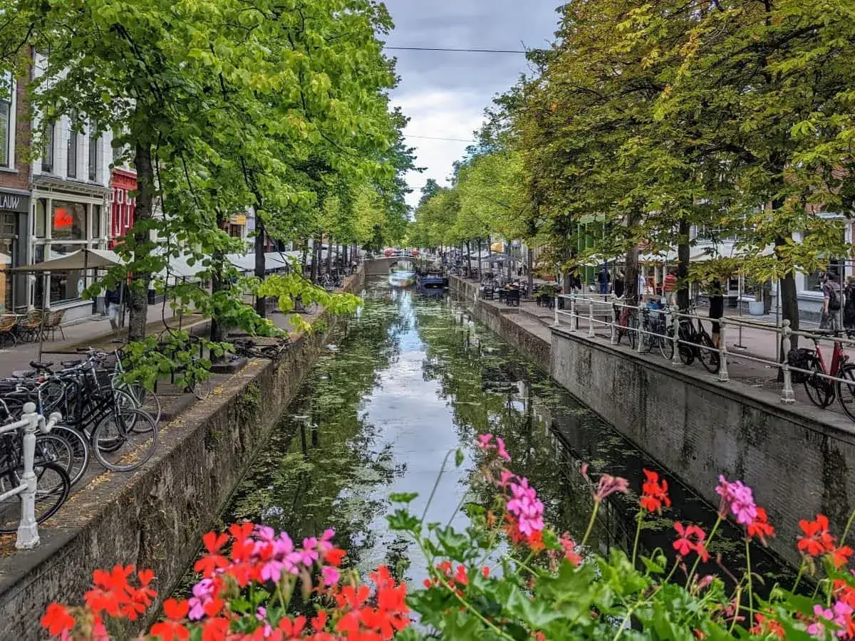 Idyllischer Kanal mit B&auml;umen und Fahrr&auml;dern, ein echter Geheimtipp f&uuml;r einen Kurztrip Deutschland.