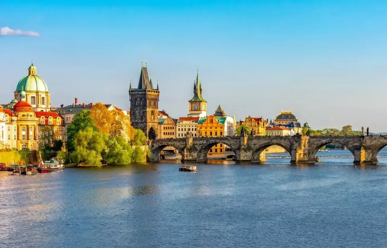Karlsbrücke in Prag, ein Wahrzeichen der orte tschechien, überspannt die Moldau.