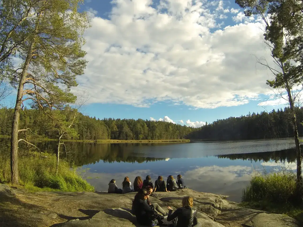 Gruppe von Freunden genie&szlig;t die Ruhe am See in einem Nationalpark Stockholm.