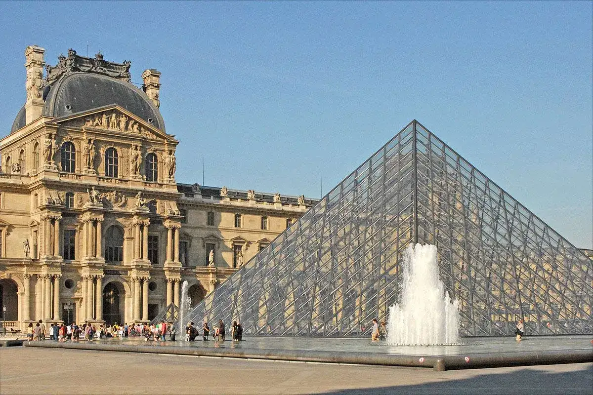 Louvre-Pyramide mit Wasserspielen. Informieren Sie sich &uuml;ber den Eintritt Louvre Preis, bevor Sie die Kunst bestaunen.