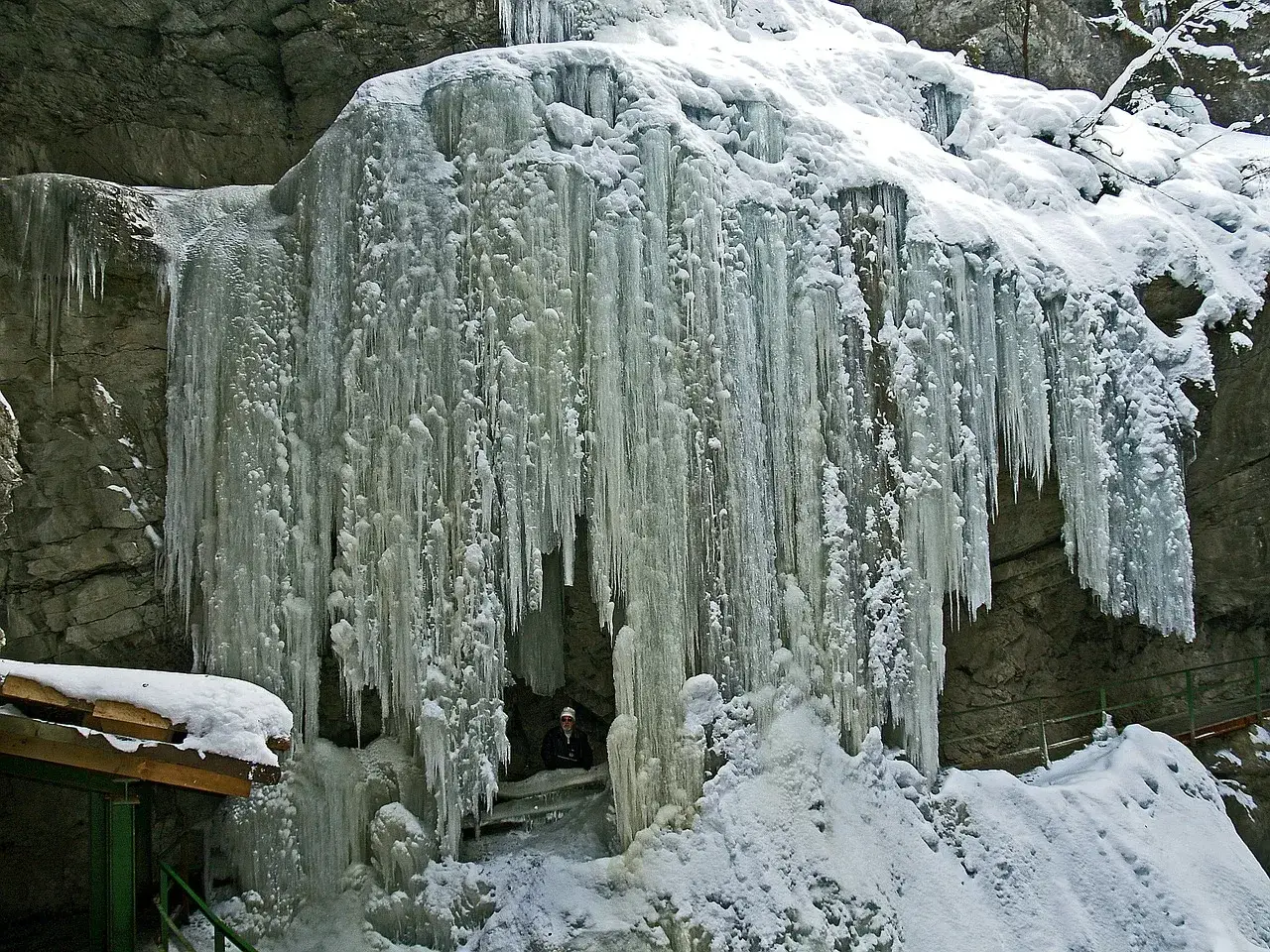 Eisvorhang in der Breitachklamm, ein beeindruckendes Naturschauspiel, das sich perfekt für eine Komoot-Tour eignet.