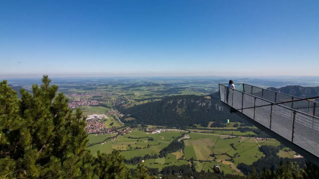 Blick von einer Aussichtsplattform über das Alpenvorland bei Pfronten. Hier finden sich wahre Geheimtipps für Naturliebhaber.