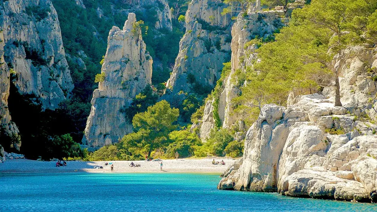 Traumhafte Bucht bei Marseille. Perfekt für entspanntes Wandern und Baden in türkisfarbenem Wasser.