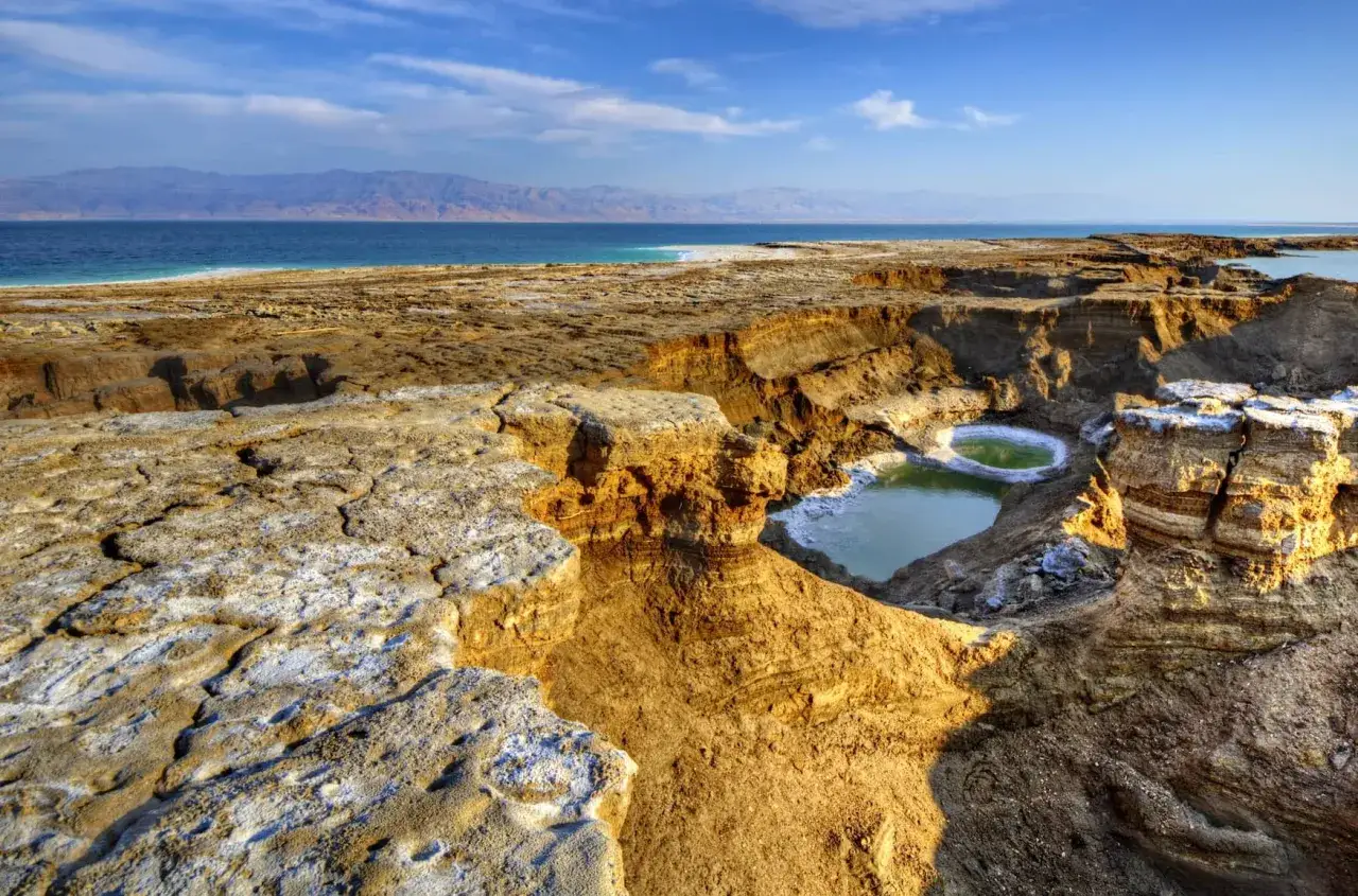 Totes Meer: dramatische Erosionen enthüllen kleine, salzige Wasserlöcher. Der sinkende Meeresspiegel schafft diese einzigartige Landschaft.