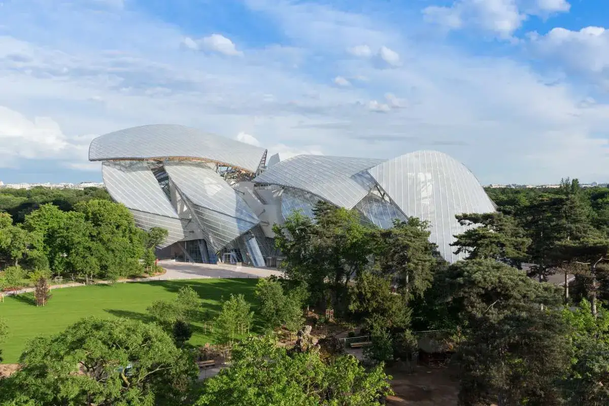 Das Louis Vuitton Museum in Paris, ein architektonisches Meisterwerk, ragt mit seinen gl&auml;sernen Segeln in den Himmel.
