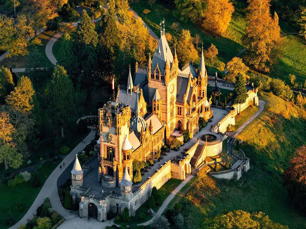 Märchenhaftes Schloss Drachenburg, ein tolles Ziel für Ausflugsziele Bonn, thront im goldenen Herbstlicht.
