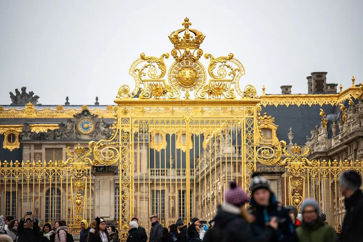 Goldenes Tor von Versailles, ein prachtvoller Anblick auf dem Weg von Paris nach Versailles. Besucher bestaunen die k&ouml;nigliche Pracht.