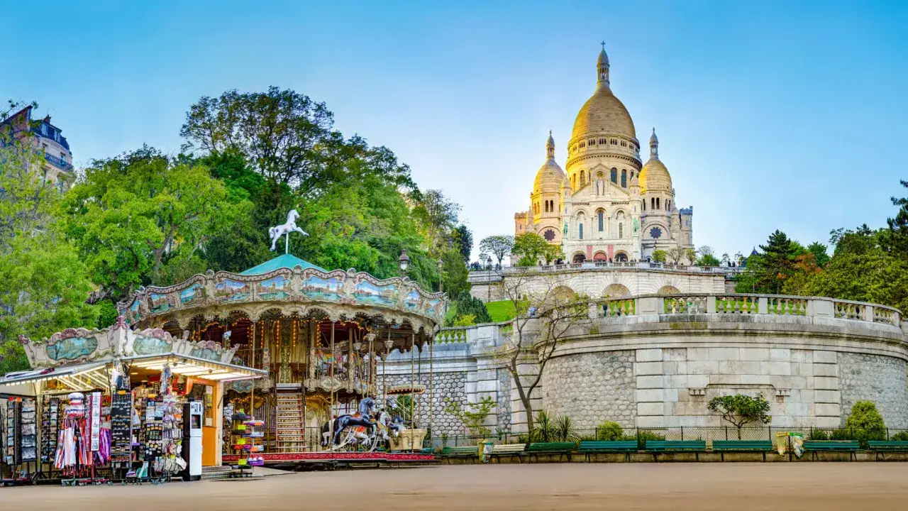Ein Karussell und Souvenirstände vor der Sacré-Cœur-Basilika. Perfekt für Paris kostenlos unter 26!