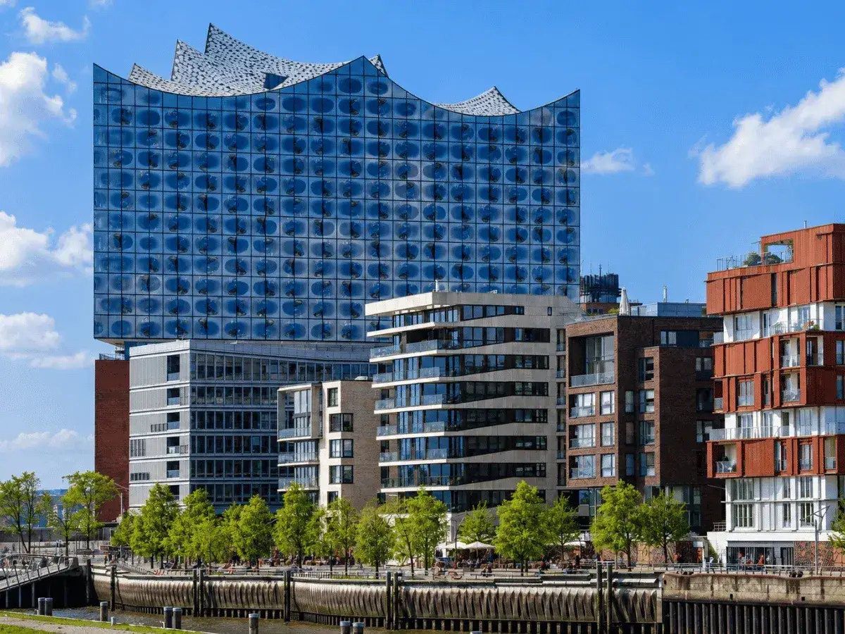 Moderne Architektur am Hamburger Hafen: Die Elbphilharmonie mit ihrer Glasfassade und weitere sehenswerte Gebäude.