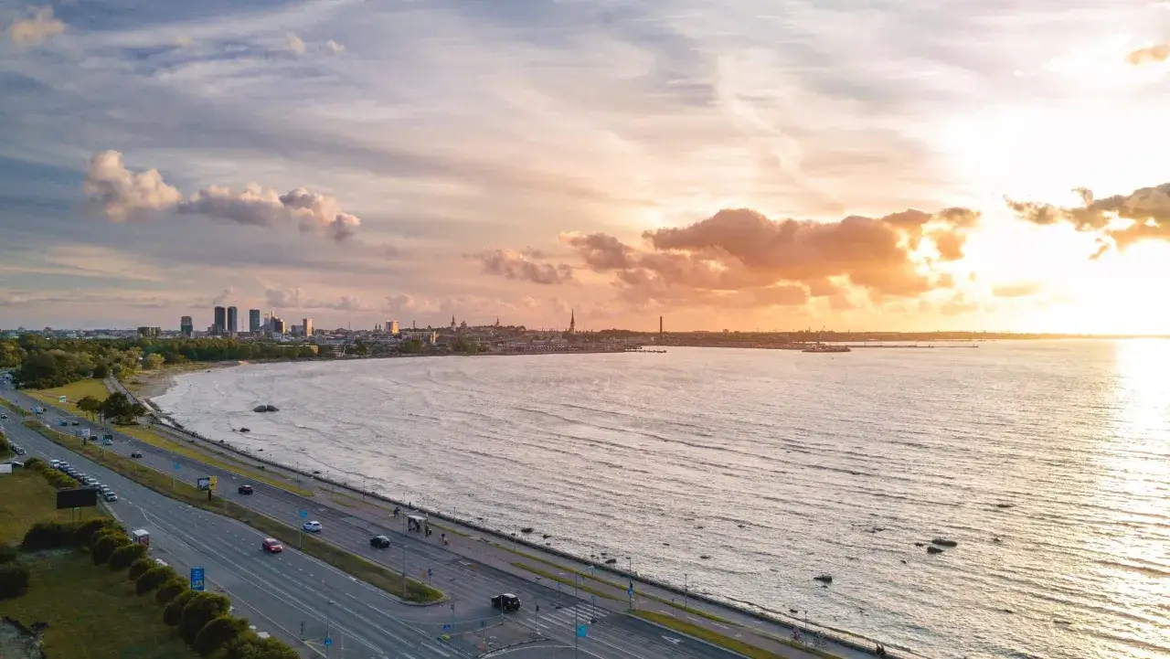 Sonnenuntergang über Tallinn. Entdecke Geheimtipps in der Stadt und genieße die Aussicht auf das Meer und die Skyline.