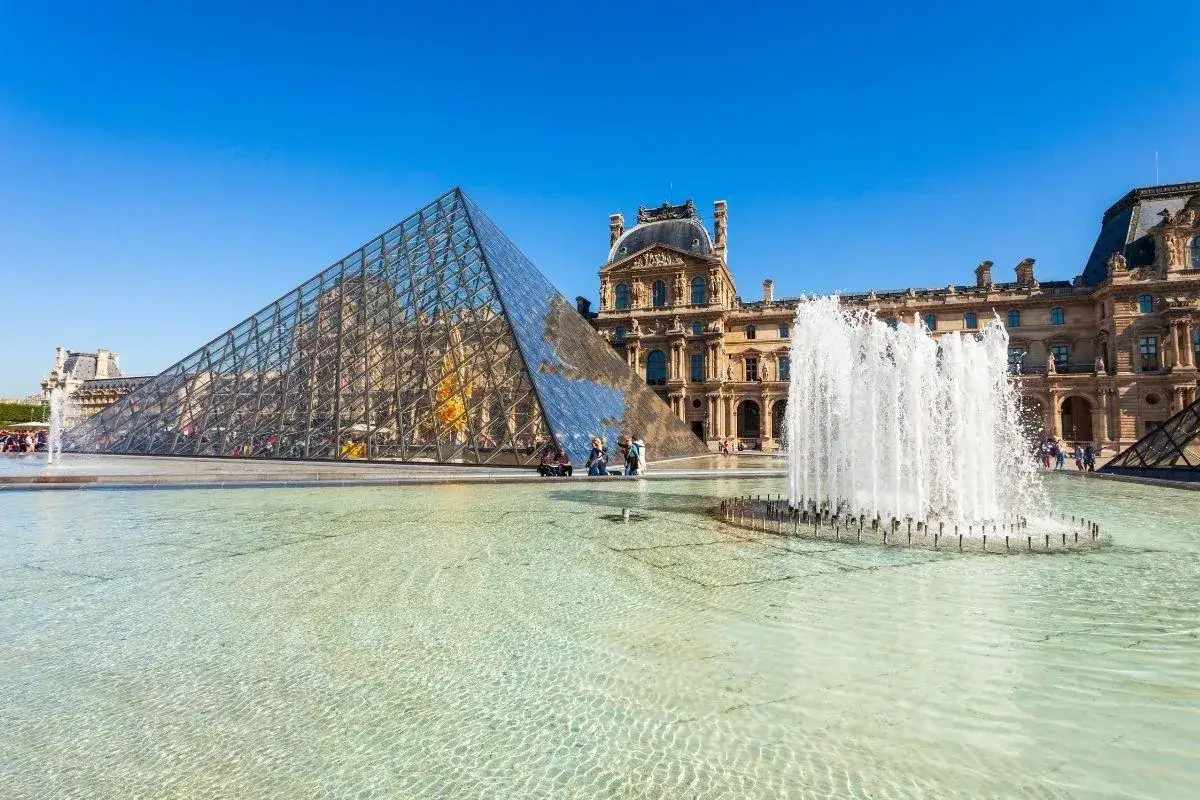 Louvre-Pyramide und Brunnen, ein perfekter Start für Paris in 2 Tagen.