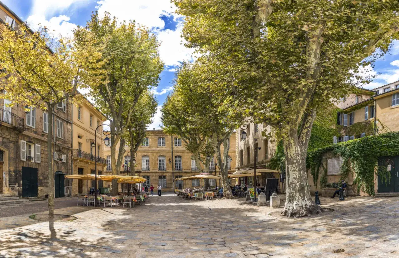 Schatten spendende B&auml;ume s&auml;umen den Platz mit Caf&eacute;s, ein Geheimtipp f&uuml;r Aix-en-Provence.