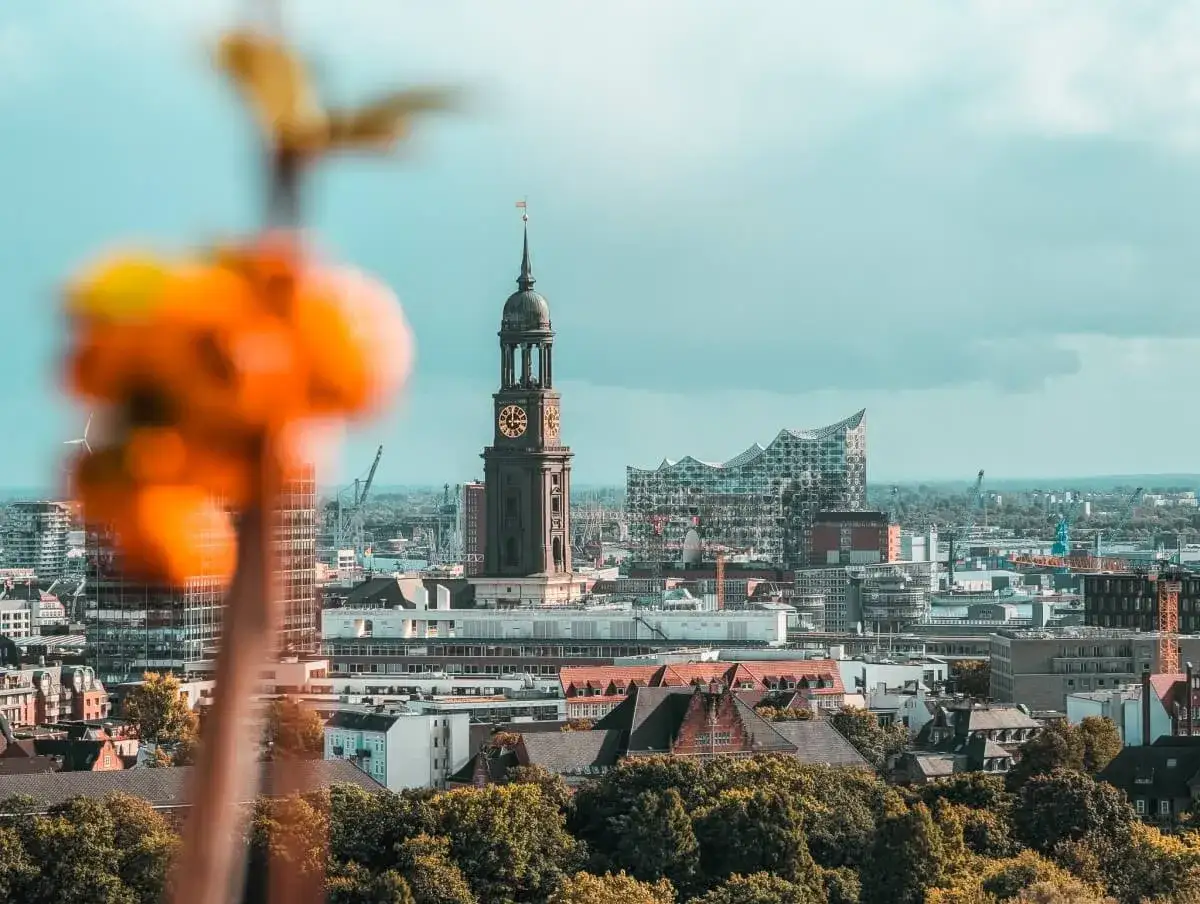 Ein sch&ouml;ner Blick auf Hamburg mit dem Michel und der Elbphilharmonie. Perfekt f&uuml;r ein Wochenende in Hamburg.