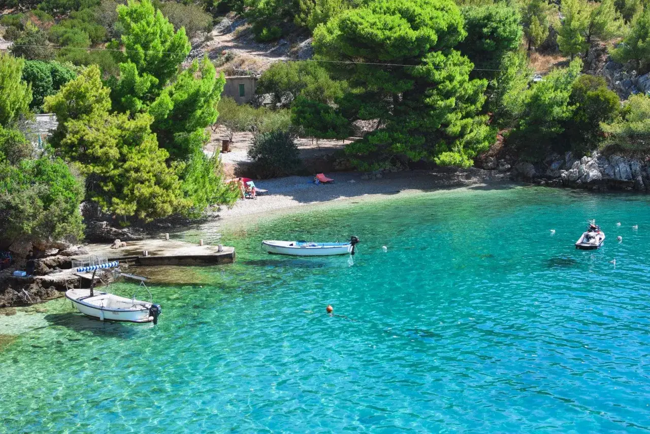Türkisblaues Wasser, Boote und ein einsamer Strand – ein echter Geheimtipp auf der Insel Rab.