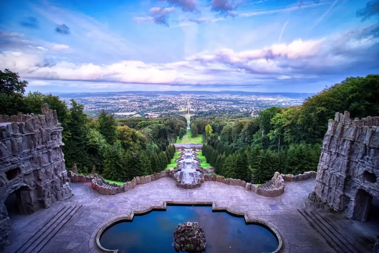 Wasserspiele und Schloss Wilhelmsh&ouml;he: Ein Muss f&uuml;r Ausflugsziele Hessen. Majest&auml;tische Felsformationen blicken auf eine weite Landschaft.