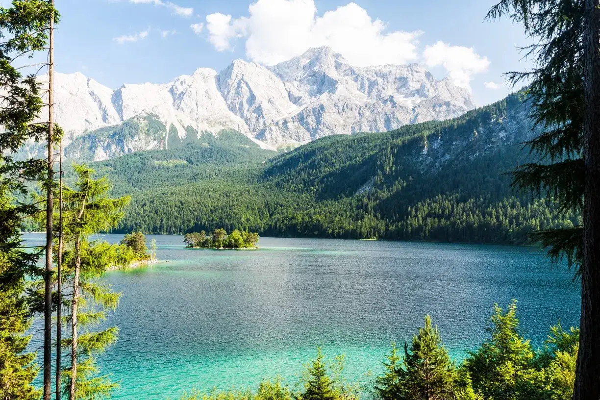 T&uuml;rkisblaue Bergseen mit Inseln, umgeben von dichten W&auml;ldern und majest&auml;tischen Gipfeln &ndash; ein wahres Naturwunder Deutschland.