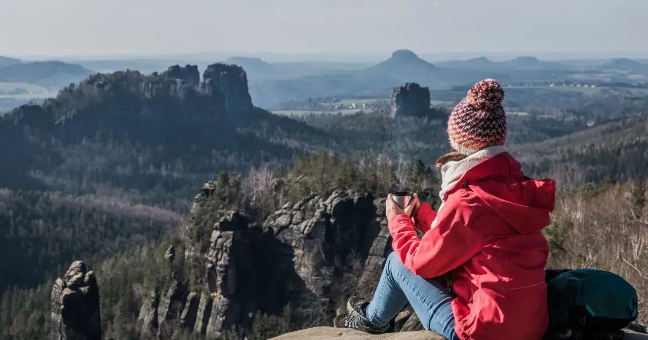 Wanderin genie&szlig;t Ausblick im Nationalpark S&auml;chsische Schweiz. Ein Refugium der Natur, das zum Entdecken einl&auml;dt.