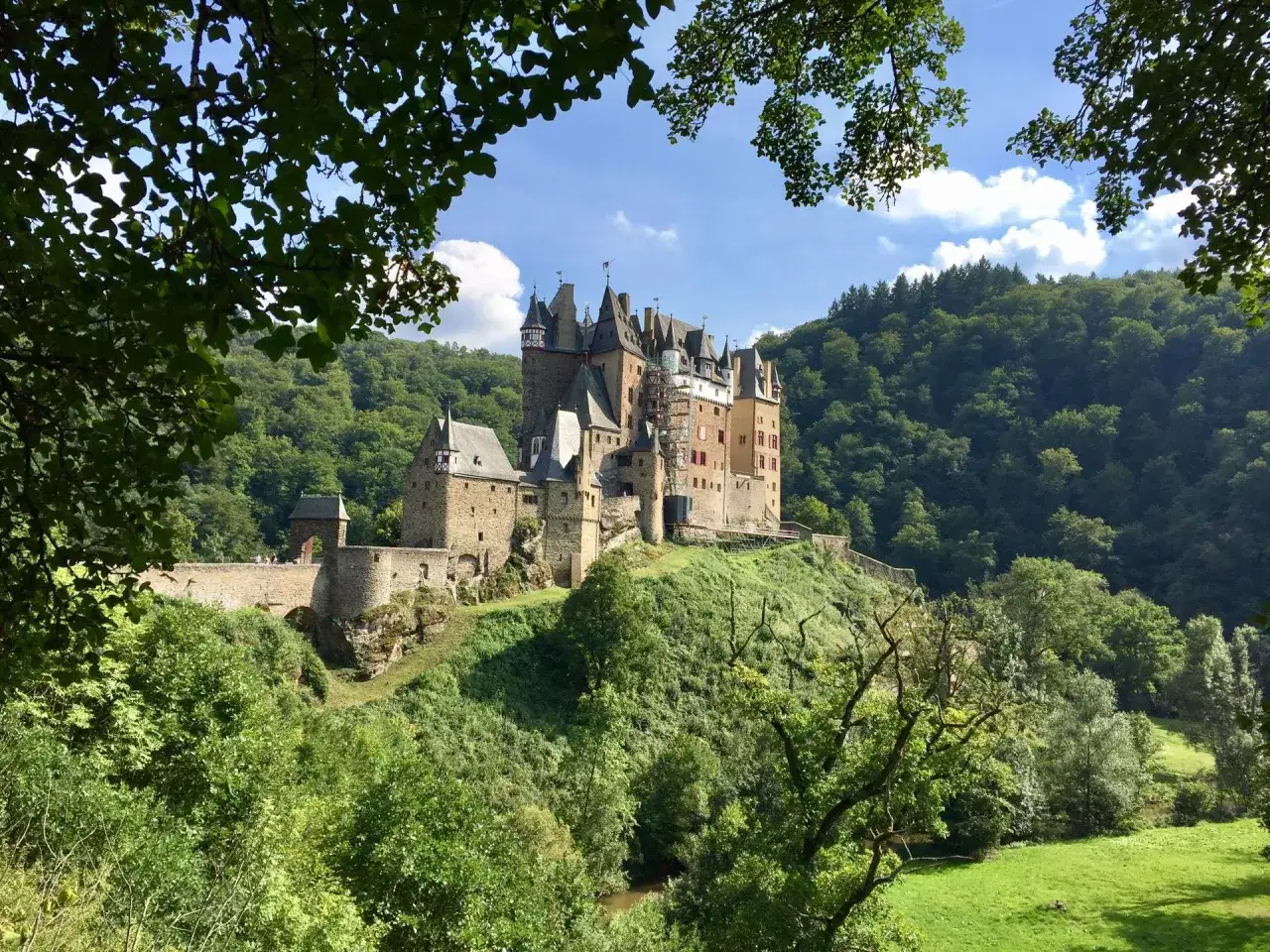 Burg Eltz, ein märchenhaftes Schloss, ist ein beliebtes Ausflugsziel in der Pfalz. Umgeben von grünen Wäldern, thront es auf einem Hügel.