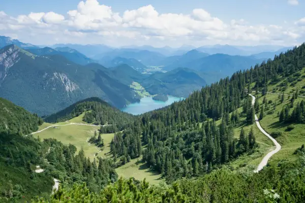 Traumhafte Berglandschaft mit türkisfarbenem See, ideal für Wandergebiete Deutschland.