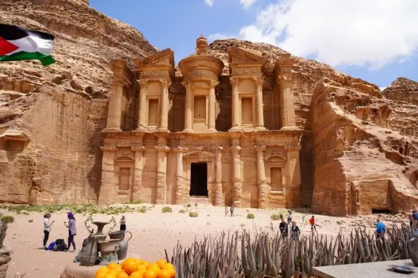 Petra, eines der neuen 7 Weltwunder, beeindruckt mit seiner Felsarchitektur. Eine palästinensische Flagge weht im Wind.