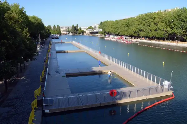 Schwimmen in Paris: Schwimmbecken auf dem Canal Saint-Martin, mit Menschen, die das Wasser genießen.