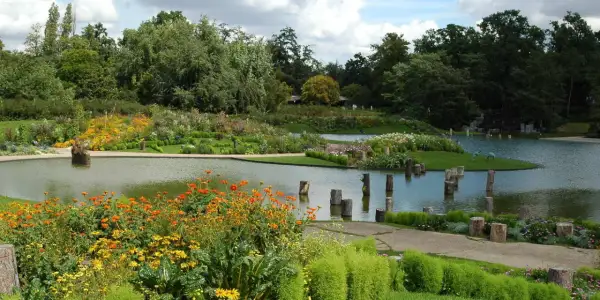 Blühende Parks in Paris mit Teichen, bunten Blumen und grünen Bäumen. Ein friedlicher Ort zum Entspannen.