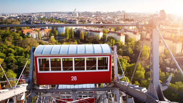 Wiener Riesenrad-Gondel mit Blick auf die Stadt. Ein Muss, was man in Wien gesehen haben muss, um die Skyline zu genießen.