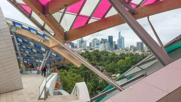 Blick durch die Glasdachkonstruktion des Louis Vuitton Museums Paris auf die Skyline von La Défense.