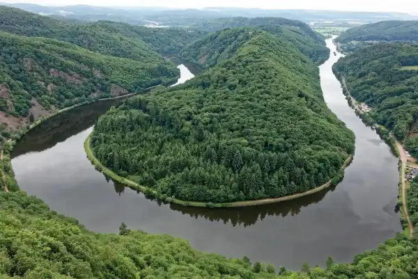 Schleife der Saar, ein wahres Paradies für Wanderer. Diese traumschleifen saarland-Route führt durch dichte Wälder und entlang des Flusses.