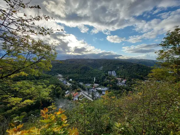 Blick ins Tal mit Häusern und Bäumen. Ein toller Ort für Butterberg wandern.