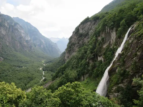 Ein atemberaubender Wasserfall stürzt in ein grünes Tal. Ein wahrer **Schweiz wandern Geheimtipp** für Naturliebhaber.